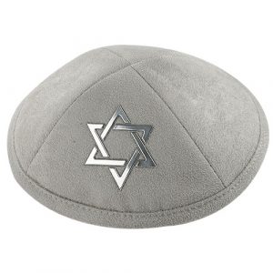 כיפה אולטרא סוויד אפור 19 ס"מ "מגן דויד" כסף ומקום לסיכה