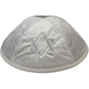 כיפה קטיפה "ארט-מן" עם ריקמה מגן דוד גודל 4 - אפור בהיר
