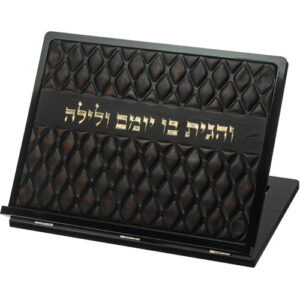 סטנדר מעץ עם פלקטה דמוי עור ואותיות בולטות 38x30 ס"מ