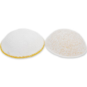 כיפה סרוגה דגמים מעורבים - לבן עם זהב - 16 ס"מ - 24 יח