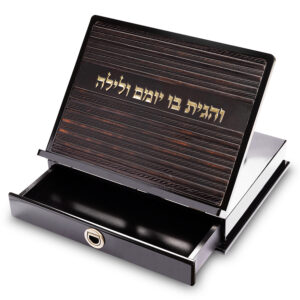 סטנדר מעץ עם פלקטה דמוי עור ומגירה 38x30 ס"מ