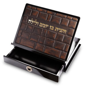 סטנדר מעץ עם פלקטה דמוי עור וומגירה 38x30 ס"מ